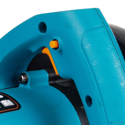 Bort BHK-160U Пила циркулярная [93727215] { 1200 Вт, 5300 об/мин, 165 мм, 20мм, 3.5 кг, набор аксессуаров 4 шт }